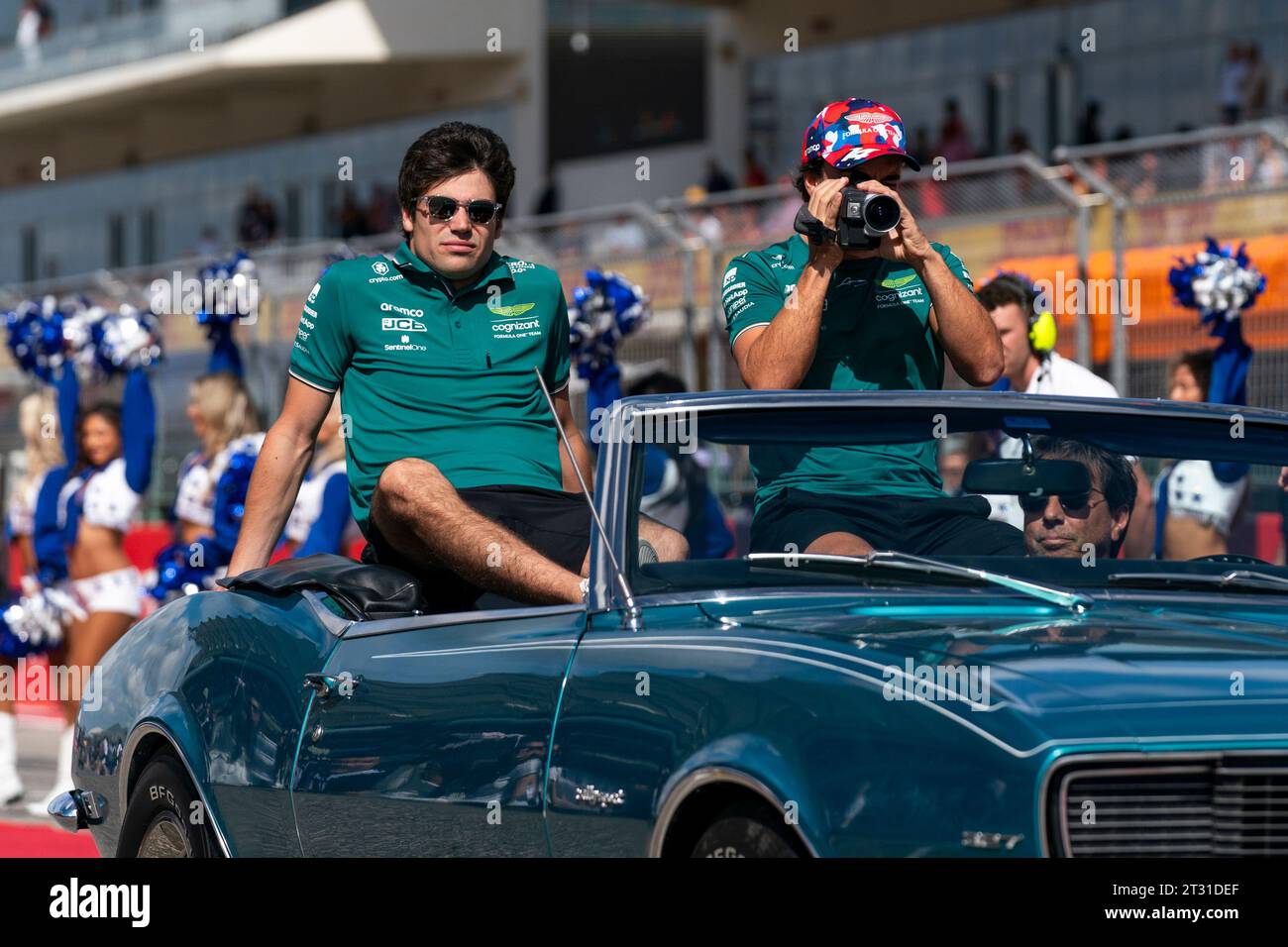 Austin, États-Unis. 22 octobre 2023. Le pilote canadien de Formule 1 lance Stroll d'Aston Martin et le pilote espagnol Fernando Alonso d'Aston Martin participent au défilé des pilotes avant le Grand Prix de Formule 1 des États-Unis sur le circuit des Amériques à Austin, au Texas, le dimanche 22 octobre 2023. Photo de Greg Nash/UPI crédit : UPI/Alamy Live News Banque D'Images