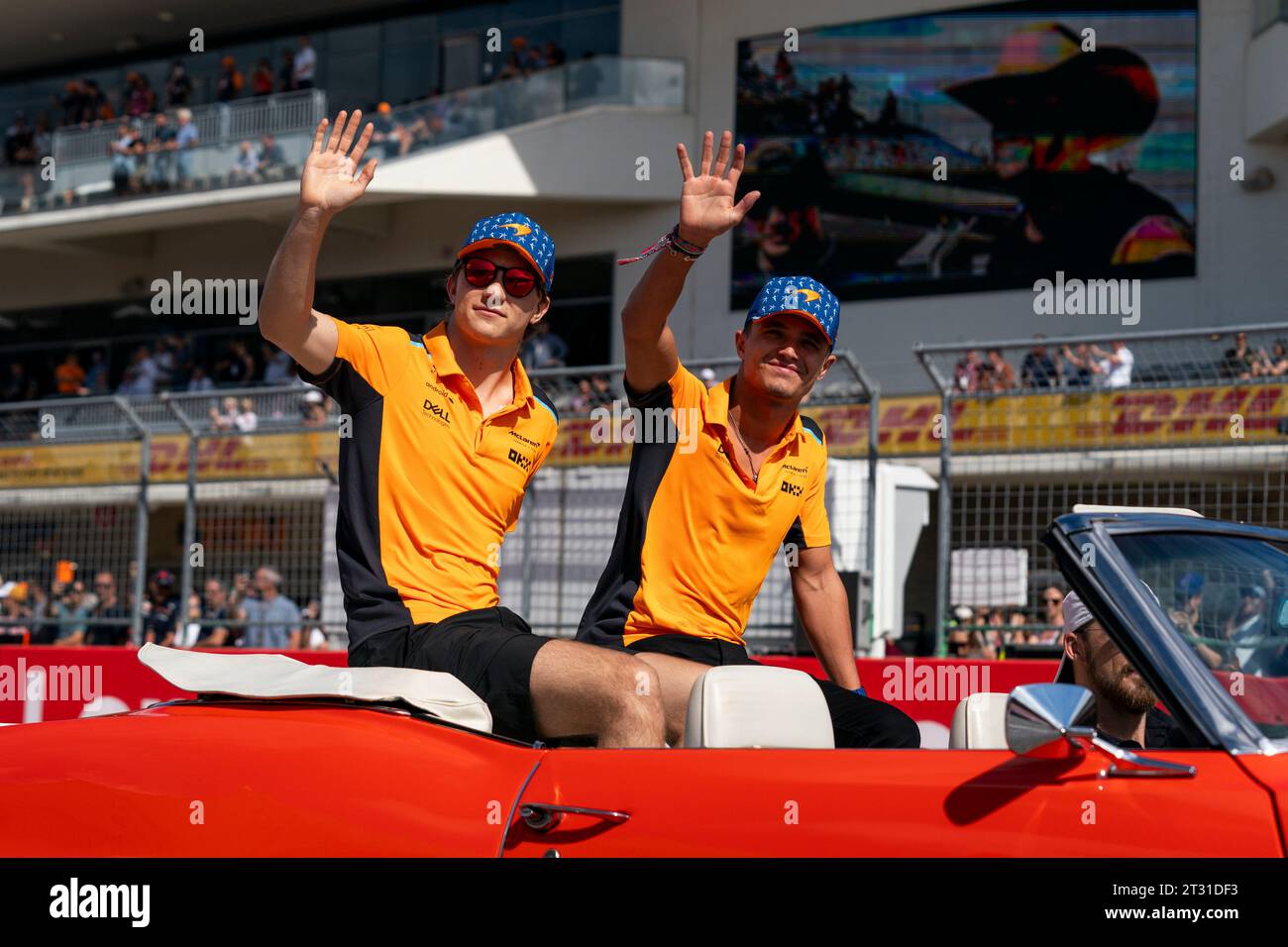 Austin, États-Unis. 22 octobre 2023. Pilote de Formule 1 britannique Lando Norris de McLaren F1 Team pilote de Formule 1 australien Oscar Piastri de McLaren F1 Team participe au défilé des pilotes avant le Grand Prix de Formule 1 des États-Unis sur le circuit des Amériques à Austin, Texas, le dimanche 22 octobre 2023. Photo de Greg Nash/UPI crédit : UPI/Alamy Live News Banque D'Images