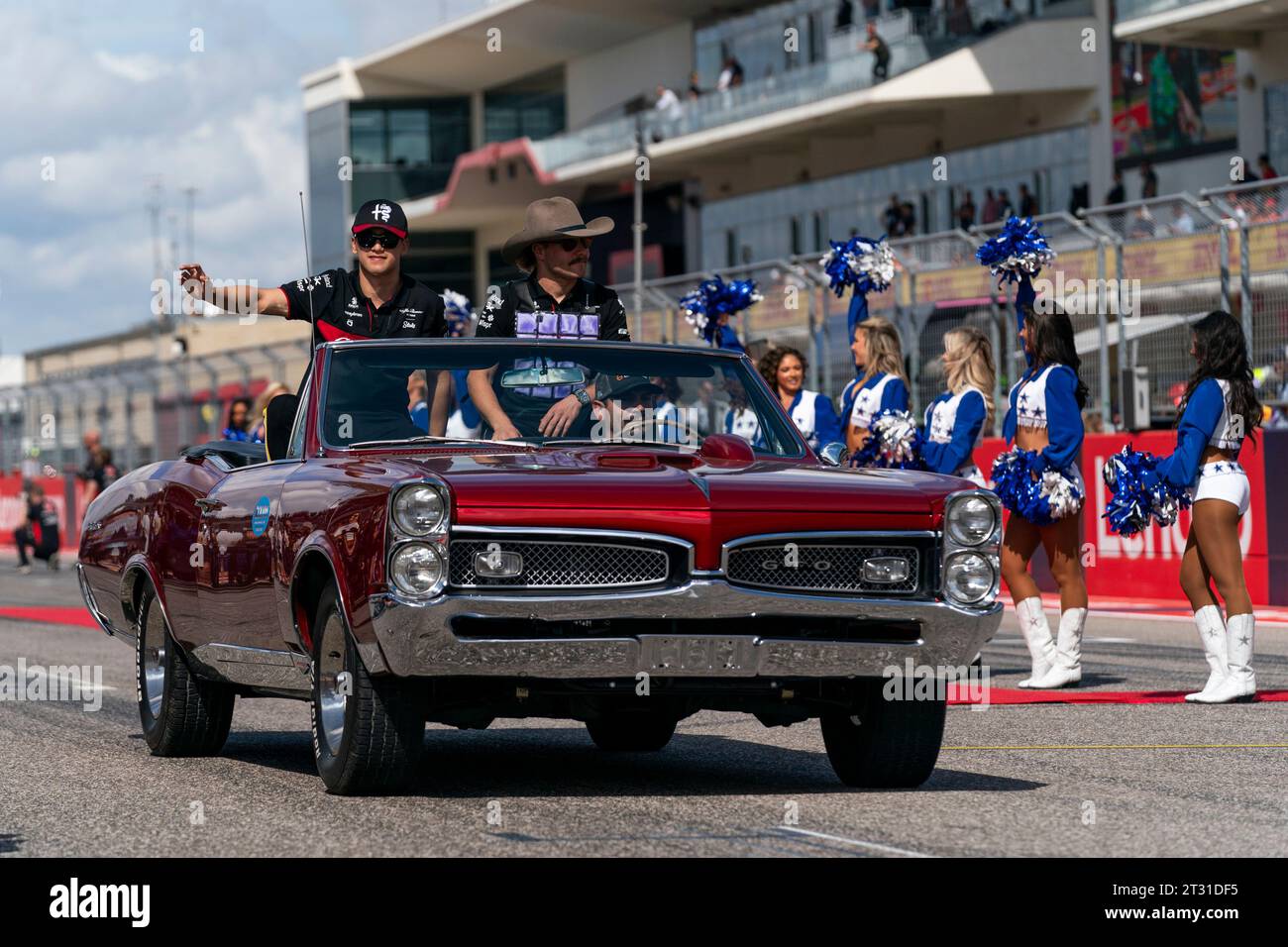Austin, États-Unis. 22 octobre 2023. Le pilote chinois de Formule 1 Guanyu Zhou de Alfa Romeo F1 Team Stake et le pilote finlandais de Formule 1 Valtteri Bottas de Alfa Romeo F1 Team Stake participent au défilé des pilotes avant le Grand Prix de Formule 1 des États-Unis sur le circuit des Amériques à Austin, Texas, le dimanche 22 octobre 2023. Photo de Greg Nash/UPI crédit : UPI/Alamy Live News Banque D'Images