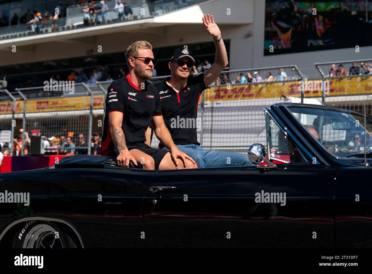 Austin, États-Unis. 22 octobre 2023. Le pilote danois Kevin Magnussen de Haas F1 Team et le pilote allemand Nico Hulkenberg de Haas F1 Team participent au défilé des pilotes avant le Grand Prix de Formule 1 des États-Unis sur le circuit des Amériques à Austin, Texas, le dimanche 22 octobre 2023. Photo de Greg Nash/UPI crédit : UPI/Alamy Live News Banque D'Images