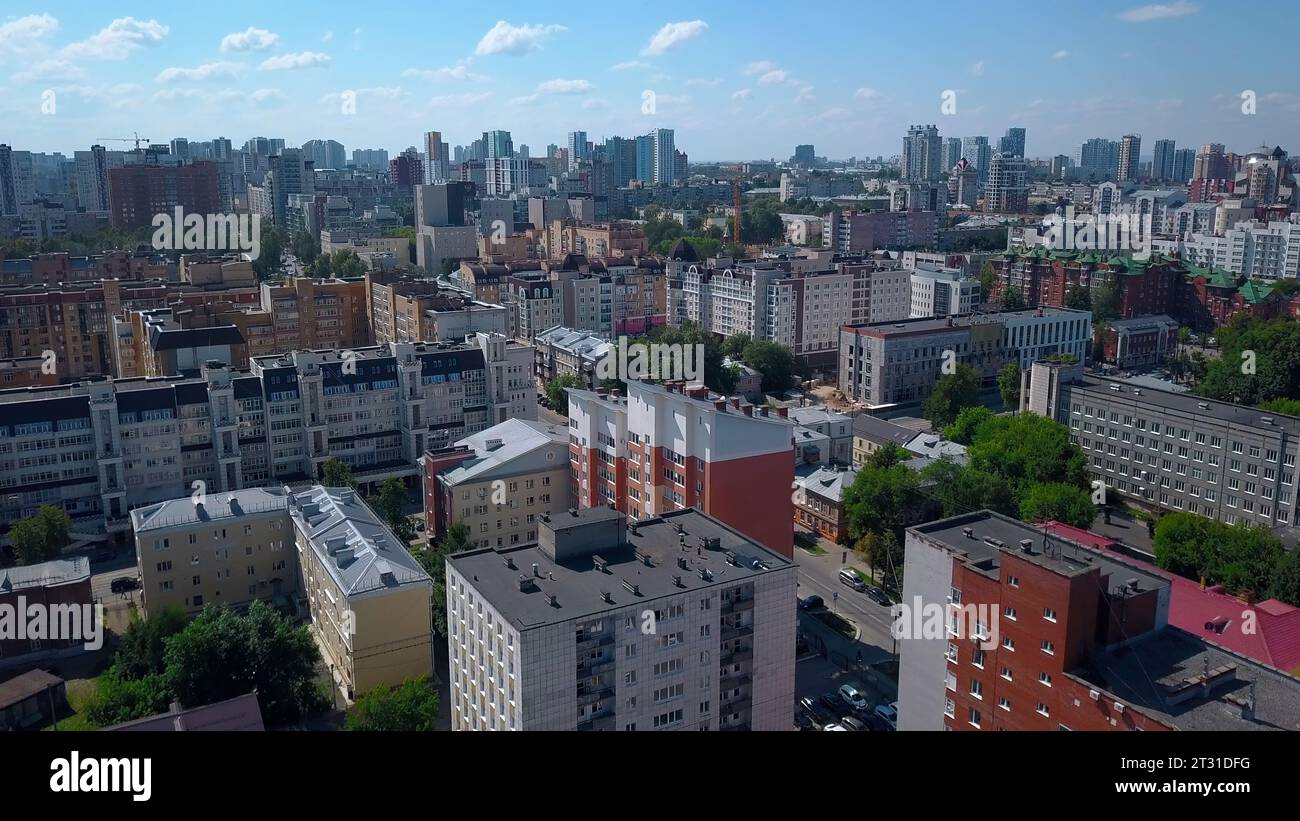 une-ville-ensoleill-e-d-t-prise-d-une-vue-plongeante-clip-une