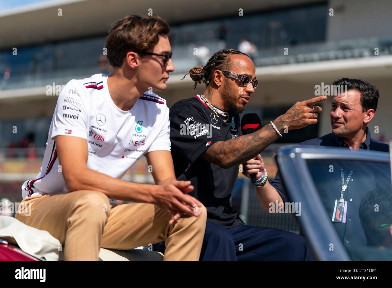 Austin, États-Unis. 22 octobre 2023. Le pilote britannique de Formule 1 George Russell de Mercedes-AMG Petronas et le pilote britannique de Formule 1 Lewis Hamilton de Mercedes-AMG Petronas participent au défilé des pilotes avant le Grand Prix de Formule 1 des États-Unis sur le circuit des Amériques à Austin, Texas, le dimanche 22 octobre 2023. Photo de Greg Nash/UPI crédit : UPI/Alamy Live News Banque D'Images