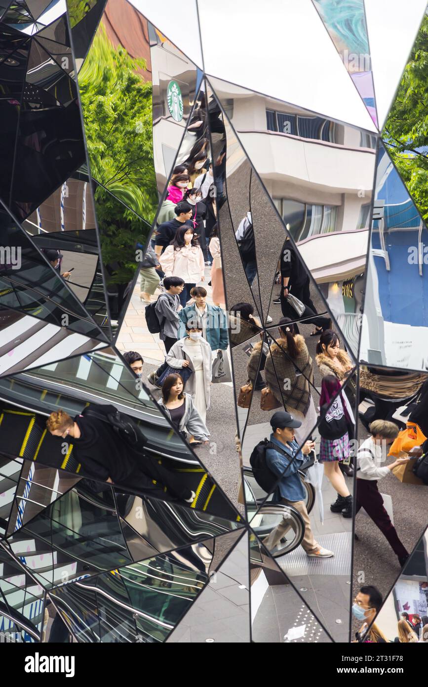 Tokyo, Japon - 08 avril 2023 : entrée en miroir du Tokyu Plaza Omotesando Harajuku avec des personnes non identifiées. C'est un shoppin particulièrement populaire Banque D'Images