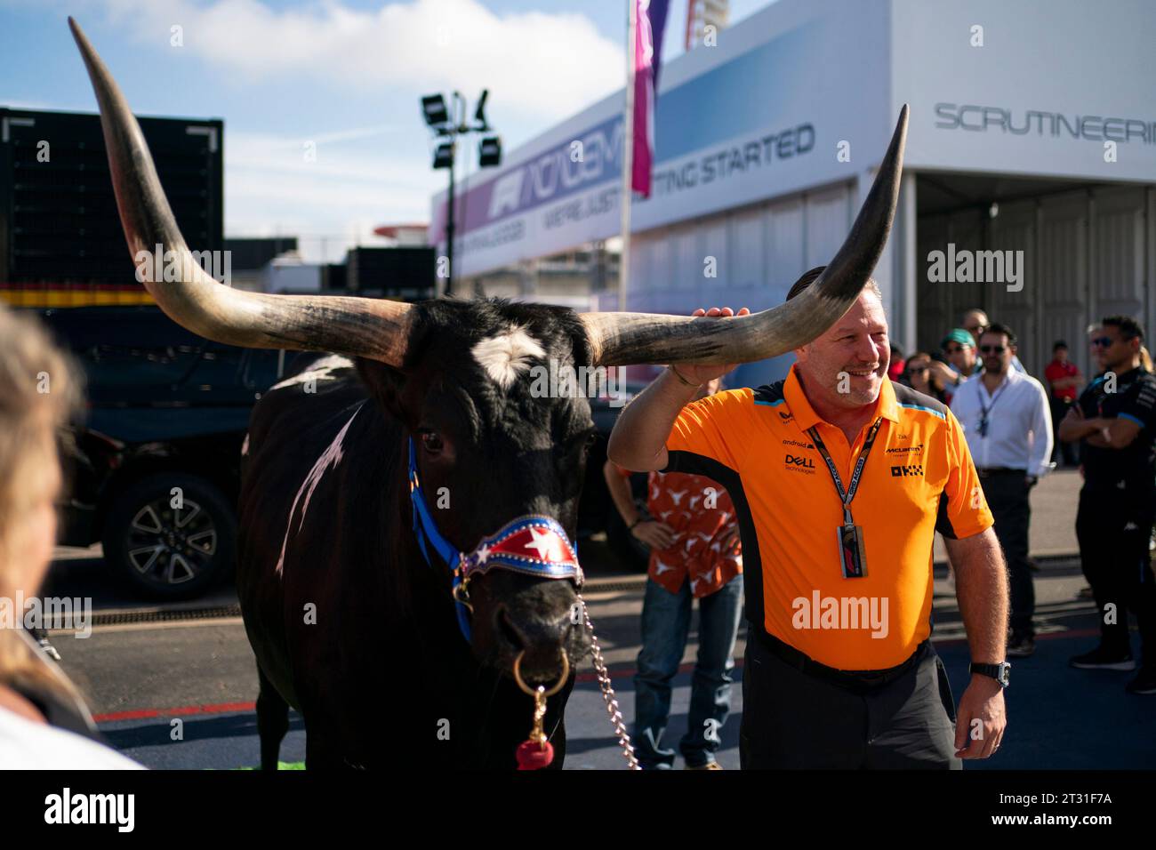 Austin, États-Unis. 22 octobre 2023. Le PDG de l'écurie McLaren F1 Team, Zak Brown, prend une photo avec un volant longhorn alors qu'il arrive sur le circuit des Amériques à Austin, au Texas, le dimanche 22 octobre 2023. Photo de Greg Nash/UPI crédit : UPI/Alamy Live News Banque D'Images