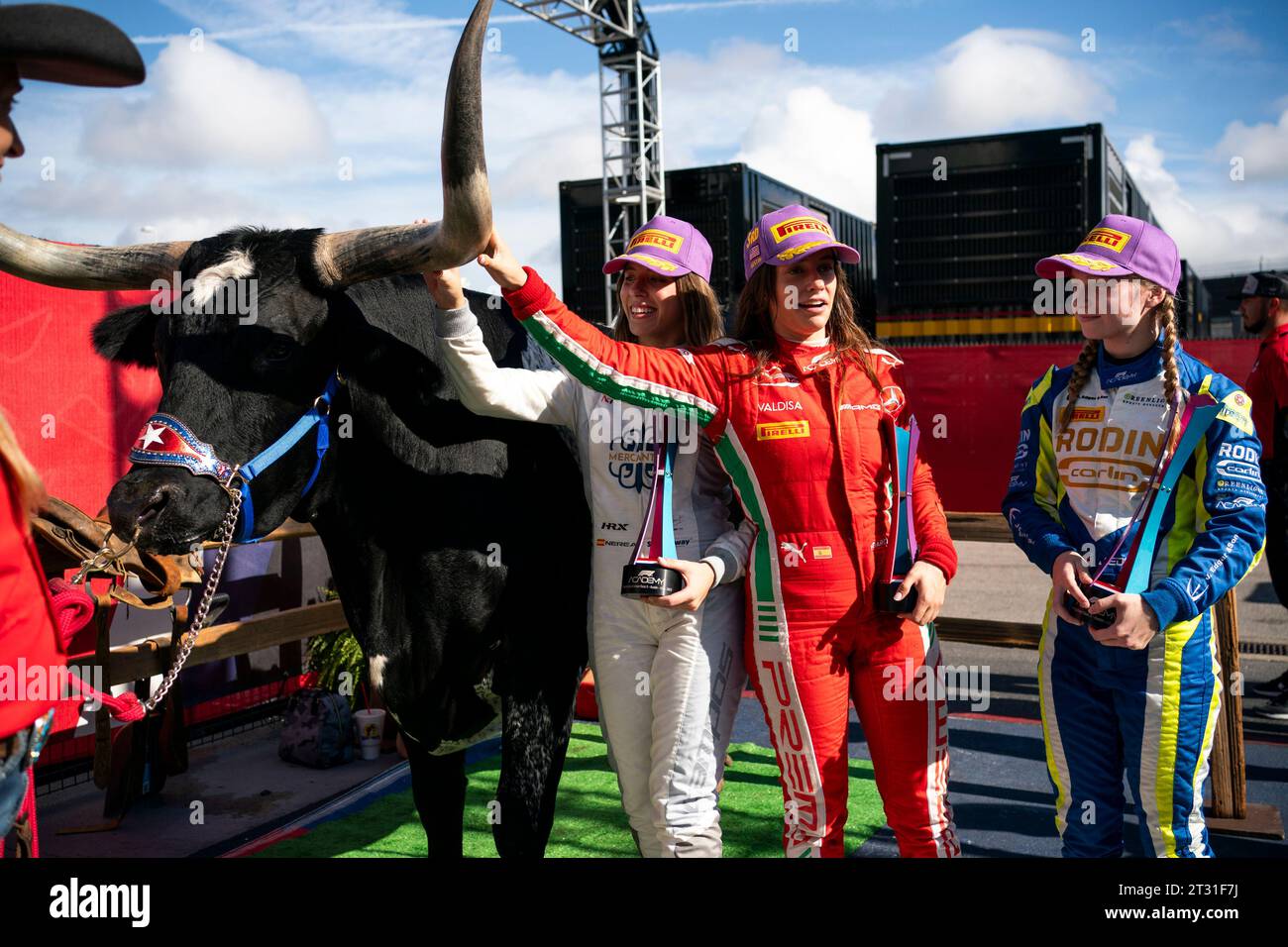 Austin, États-Unis. 22 octobre 2023. Nerea Martí, pilote espagnol de l'Académie de Formule 1, de Campos Racing, la pilote espagnole de Formule 1 Academy Marta García de Prema Racing et la pilote britannique de Formule 1 Academy Jessica Edgar de Rodin Carlin prennent une photo avec un volant longhorn après la troisième course de Formule 1 Academy lors du Grand Prix de Formule 1 des États-Unis sur le circuit des Amériques à Austin, Texas, le dimanche 22 octobre 2023. Photo de Greg Nash/UPI crédit : UPI/Alamy Live News Banque D'Images