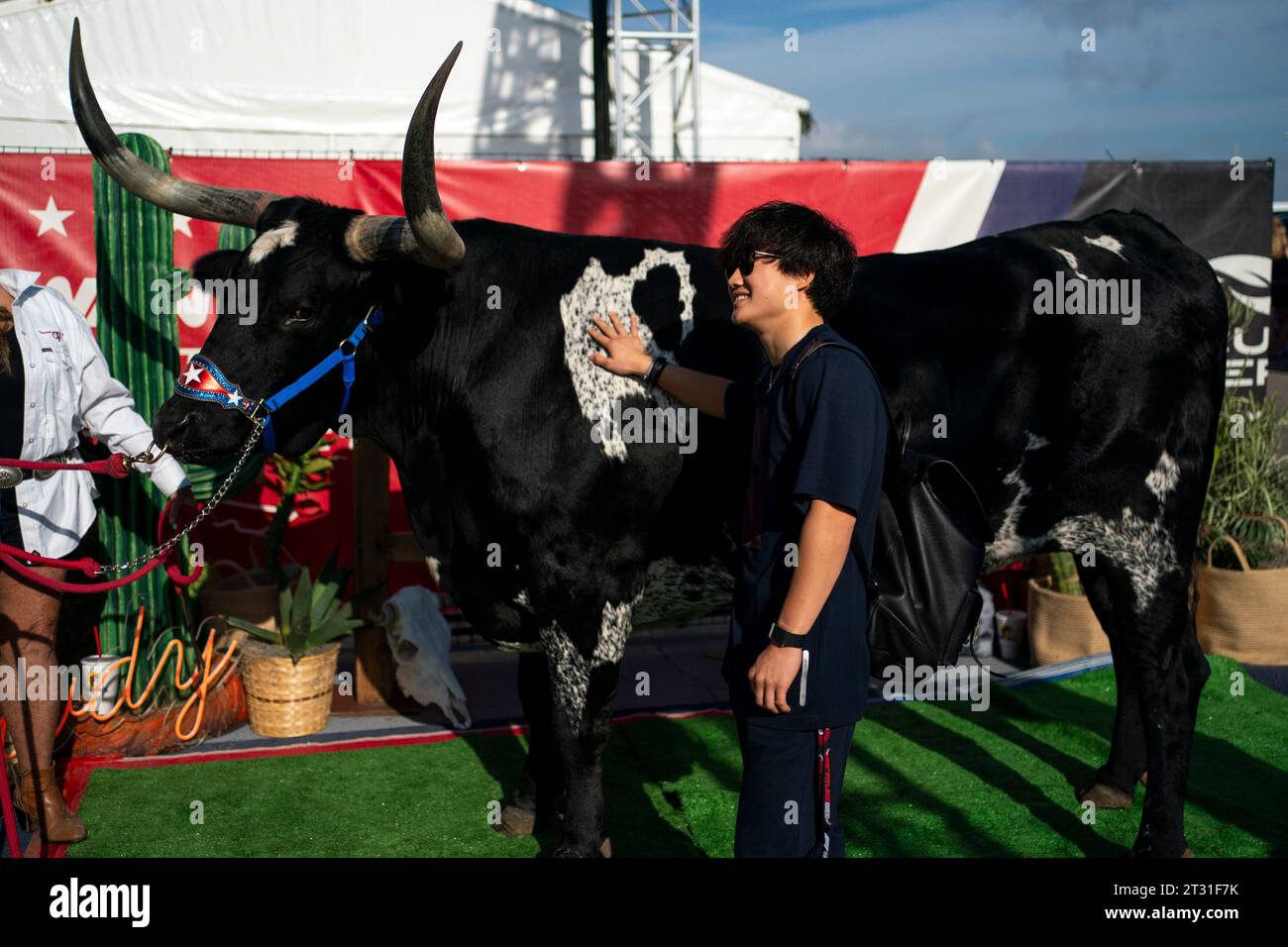 Austin, États-Unis. 22 octobre 2023. Le pilote japonais de Formule 1 Yuki Tsunoda de la Scuderia AlphaTauri pose pour une photo avec un volant longhorn alors qu'il arrive sur le circuit des Amériques à Austin, au Texas, le dimanche 22 octobre 2023. Photo de Greg Nash/UPI crédit : UPI/Alamy Live News Banque D'Images