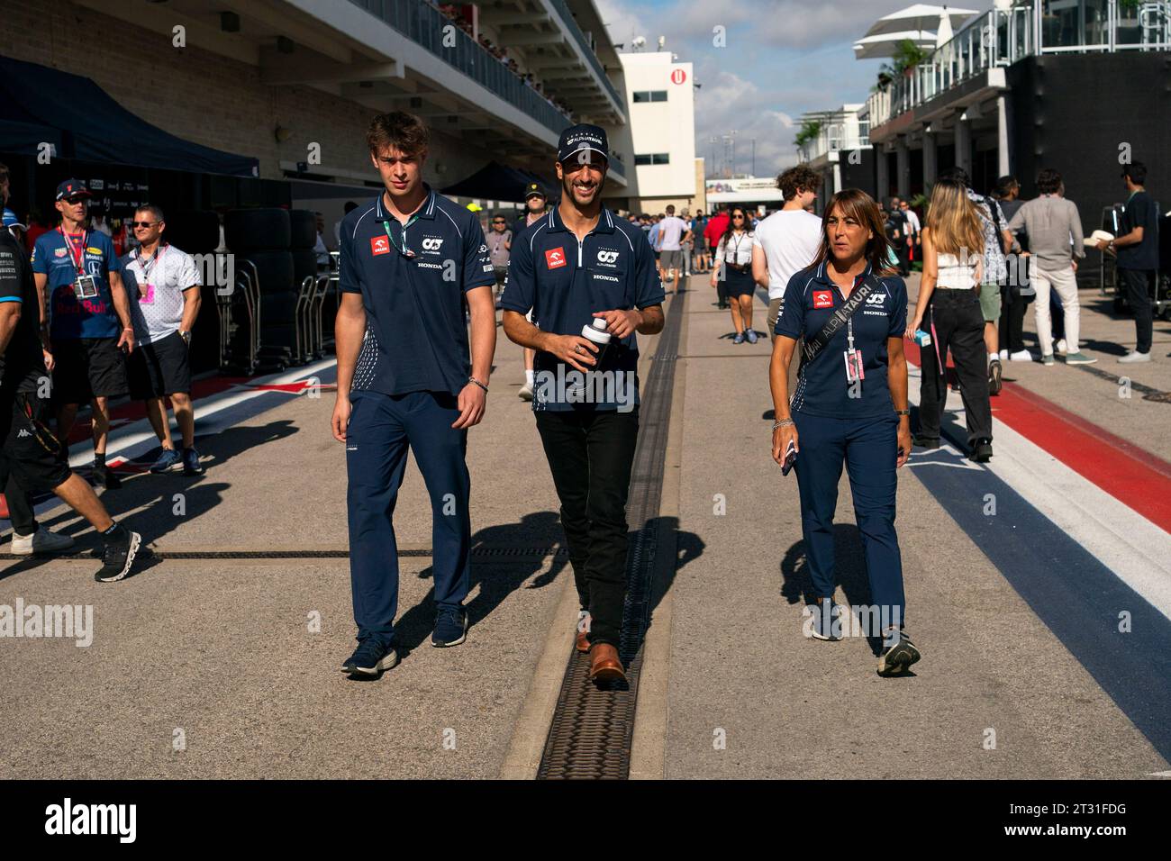 Austin, États-Unis. 22 octobre 2023. Le pilote australien de Formule 1 Daniel Ricciardo de la Scuderia AlphaTauri est vu dans le paddock lors du Grand Prix de Formule 1 des États-Unis sur le circuit des Amériques à Austin, au Texas, le dimanche 22 octobre 2023. Photo de Greg Nash/UPI crédit : UPI/Alamy Live News Banque D'Images
