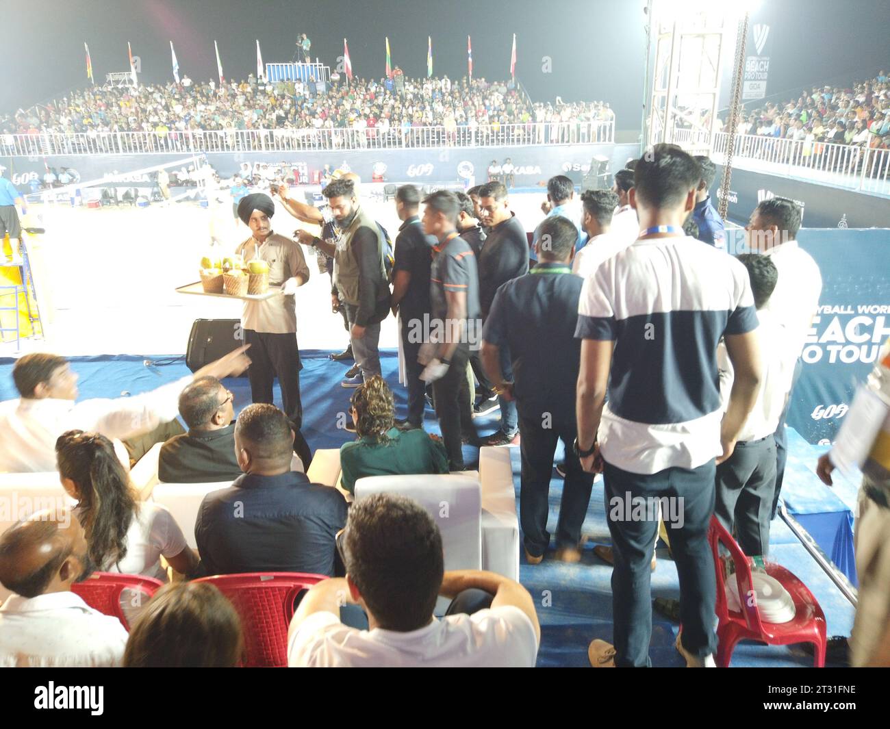 Les invités ont offert du jus de noix de coco tendre lors du FIVB World Beach Pro Tour 2023 Goa Challenge qui s’est tenu du 19 au 22 octobre à Varca Beach, dans le sud de Goa en Inde Banque D'Images