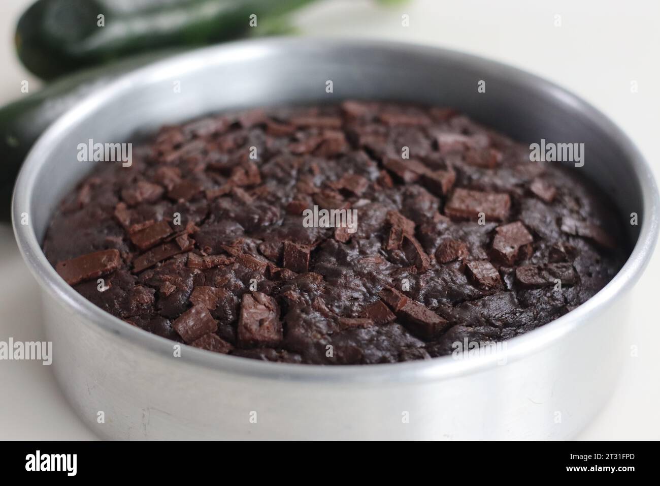Gâteau au chocolat courgettes de forme ronde à l'intérieur du moule à gâteau. Gâteau au chocolat double humide avec courgettes râpées, poudre de coco, chocolat et pépites de chocolat. Banque D'Images