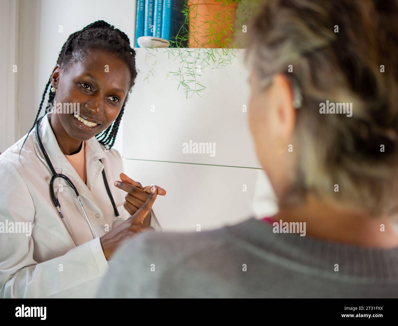 jeune femme médecin prête à utiliser un stéthoscope avec sa patiente Banque D'Images