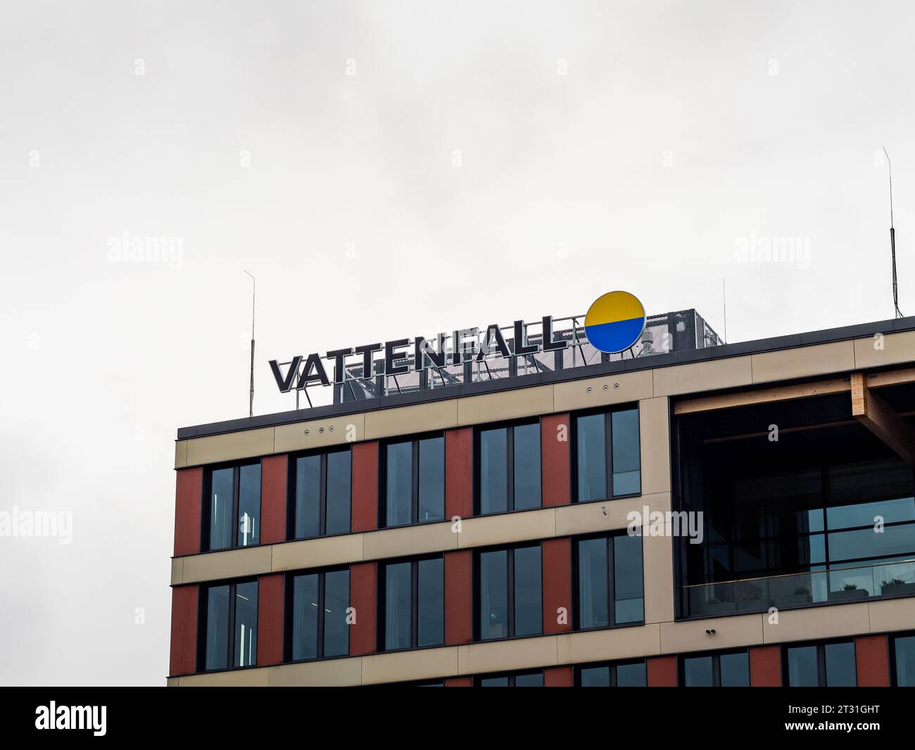 Logo Vattenfall sur le dessus de l'extérieur de l'immeuble de bureaux à Berlin. La compagnie suédoise d'électricité est un gros employeur en Europe et un fournisseur d'énergie. Banque D'Images