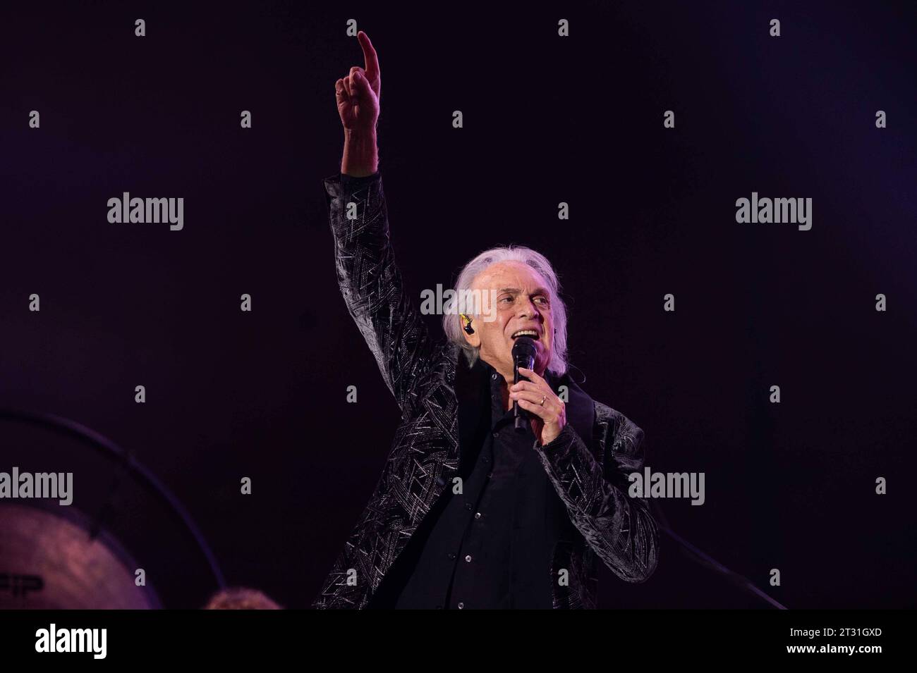 Concert de musique - Amici x Sempre Live 2023 Pooh, Riccardo Fogli During Pooh - Amici x Sempre Live 2023, concert de musique à Eboli sa, Italie, octobre 21 2023 Eboli sa Palasele Italie Copyright : xAlfonsoxMariaxSalsanox/xLiveMediax LPM_1098010 crédit : Imago/Alamy Live News Banque D'Images