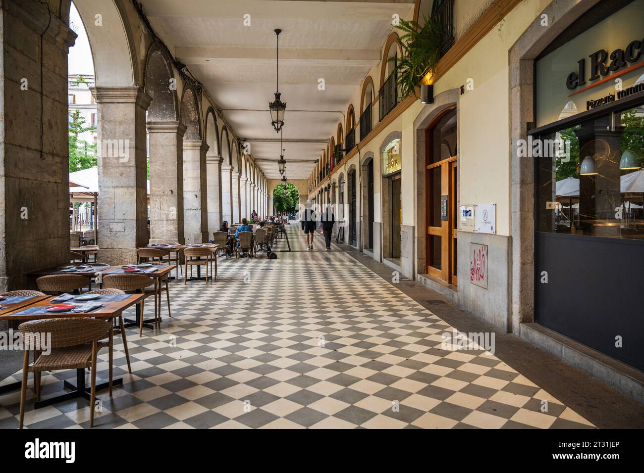 Gérone, Espagne — 31 mai 2023. Deux jeunes se promènent devant des dîners en plein air près de Independence Plaza, Banque D'Images