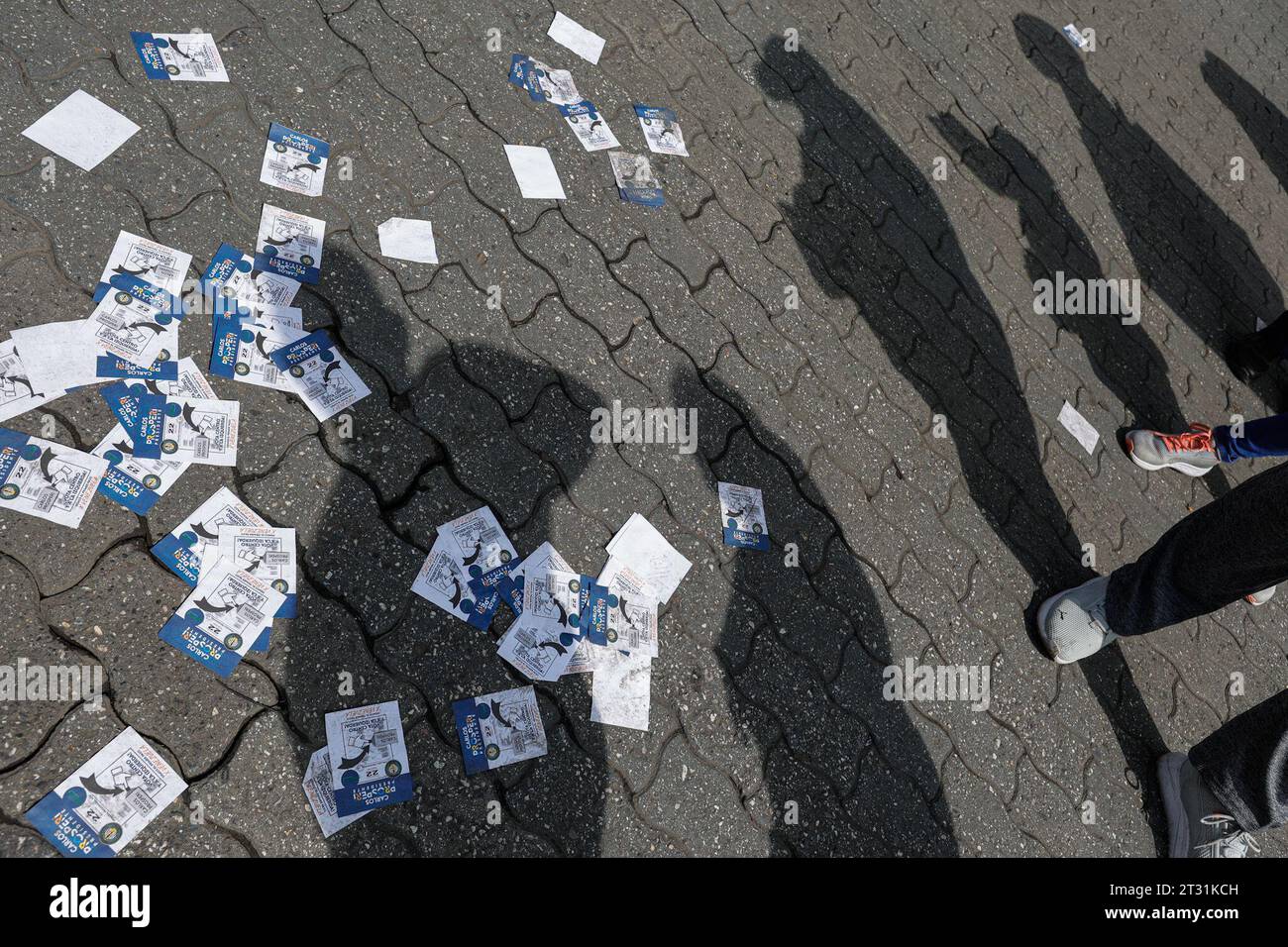 Caracas, Venezuela. 22 octobre 2023. Les électeurs qui font la queue pour voter lors des primaires présidentielles jettent leur ombre sur la place Luis Brón. Les primaires voteront sur le candidat présidentiel de l'opposition. Crédit : Jesus Vargas/dpa/Alamy Live News Banque D'Images