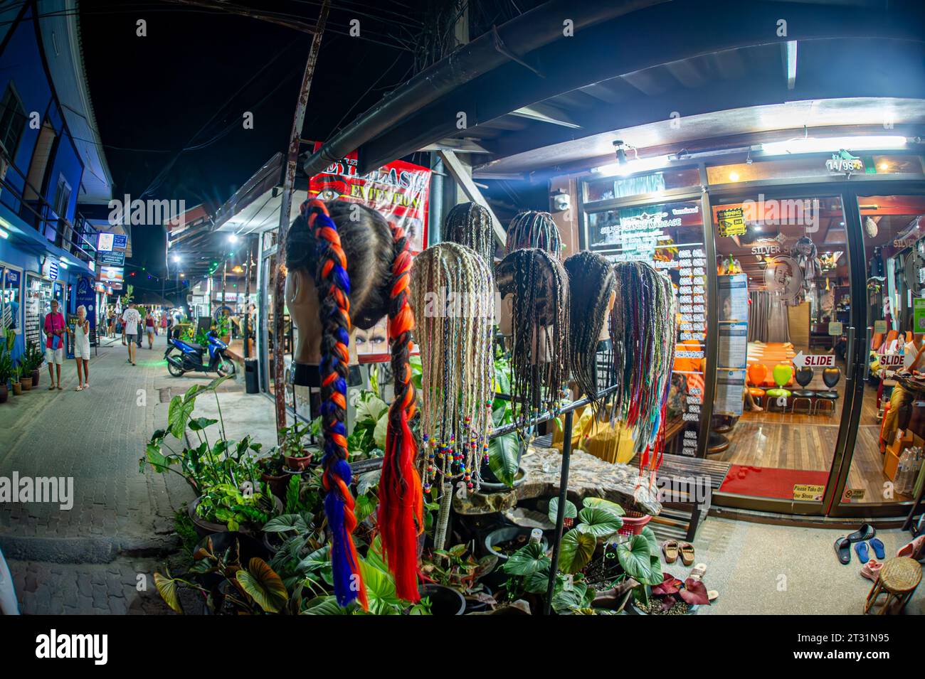 Février 22 2023 Kho Tao Island Thaïlande-Shop pour tresser des tresses de différentes couleurs et tailles de faux cheveux et perruques. Banque D'Images
