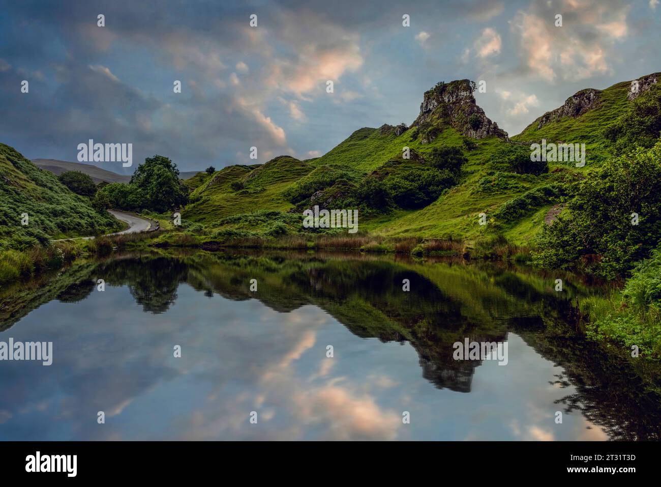 Fairy Glen dans l'île de Skye, en Écosse, est un paysage surmonde de collines coniques et de formations rocheuses. Banque D'Images