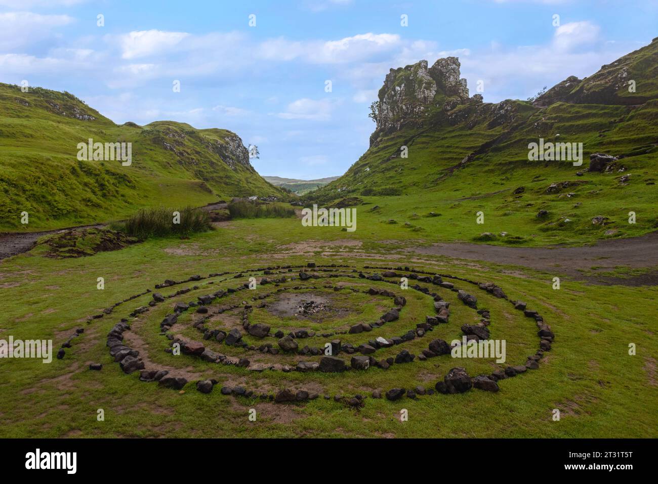 Fairy Glen dans l'île de Skye, en Écosse, est un paysage surmonde de collines coniques et de formations rocheuses. Banque D'Images