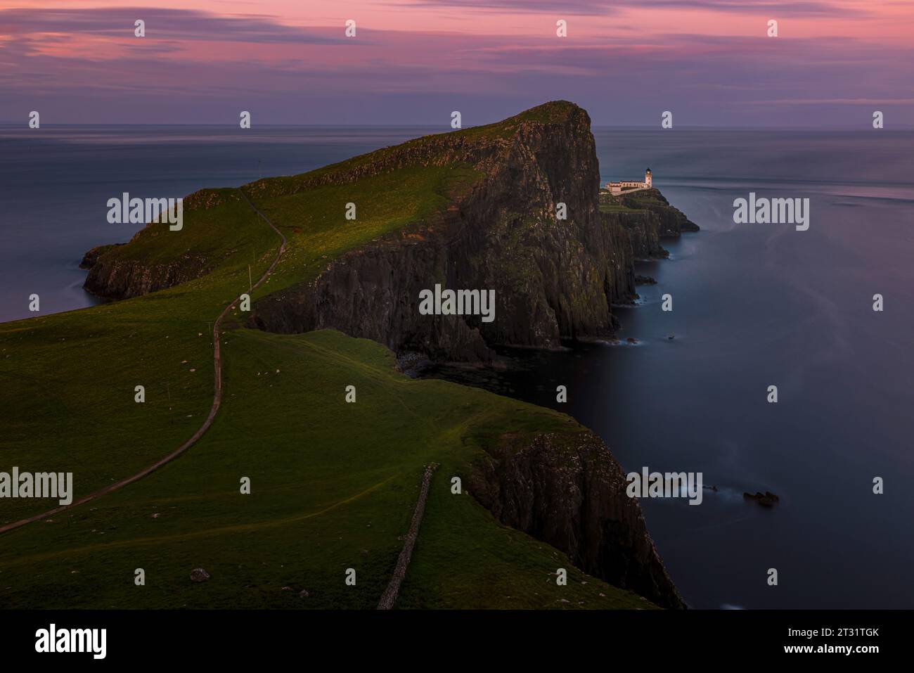 Neist point est un promontoire spectaculaire sur l'île de Skye, avec d'imposantes falaises, des formations rocheuses spectaculaires et un phare emblématique. Banque D'Images