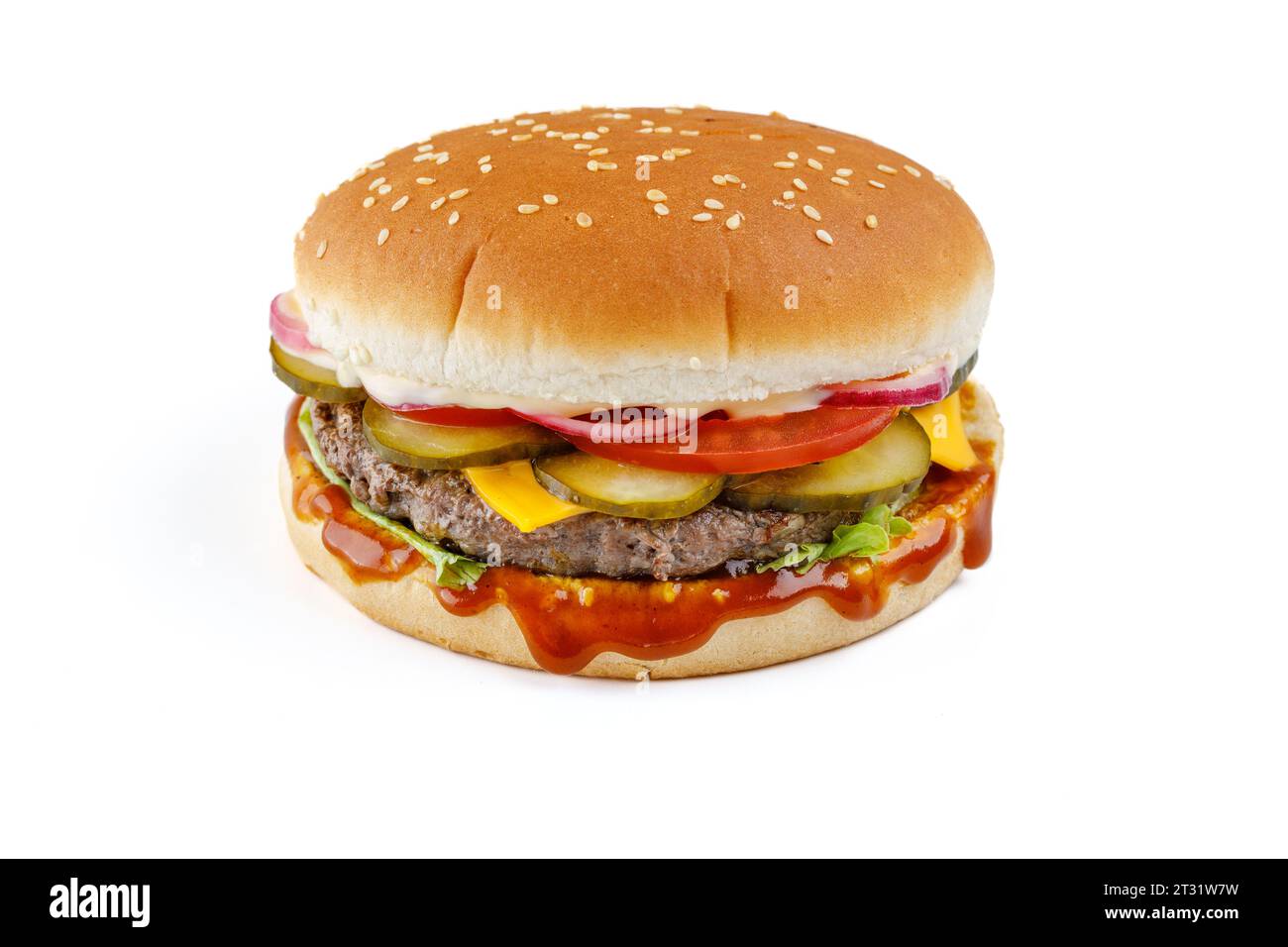 Hamburger comme chez McDonald's avec une côtelette de bœuf sur fond blanc, tournage en studio Banque D'Images