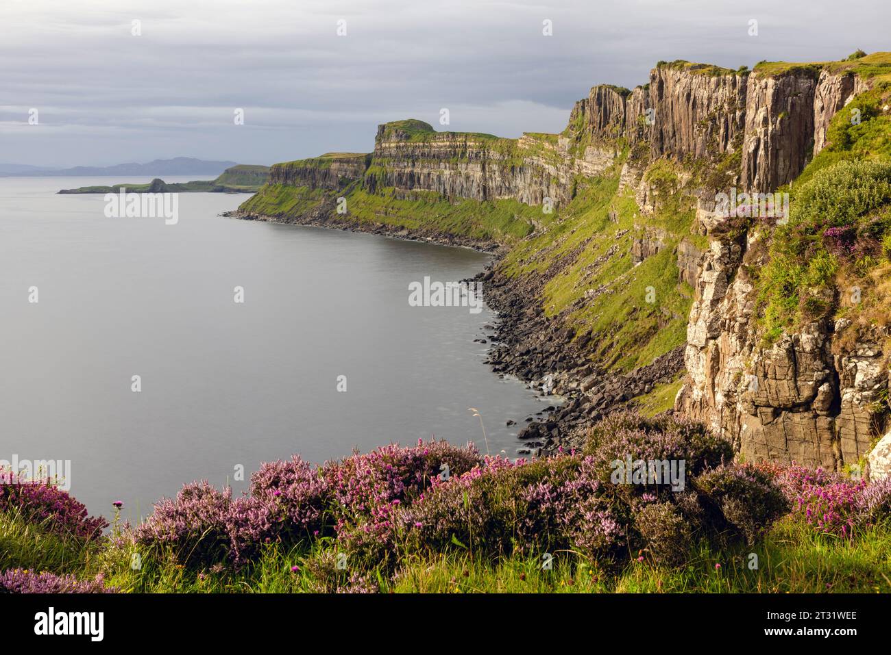 Kilt Rock est une falaise imposante sur l'île de Skye qui ressemble à un kilt, avec des couches horizontales de basalte et de dolérite. Banque D'Images