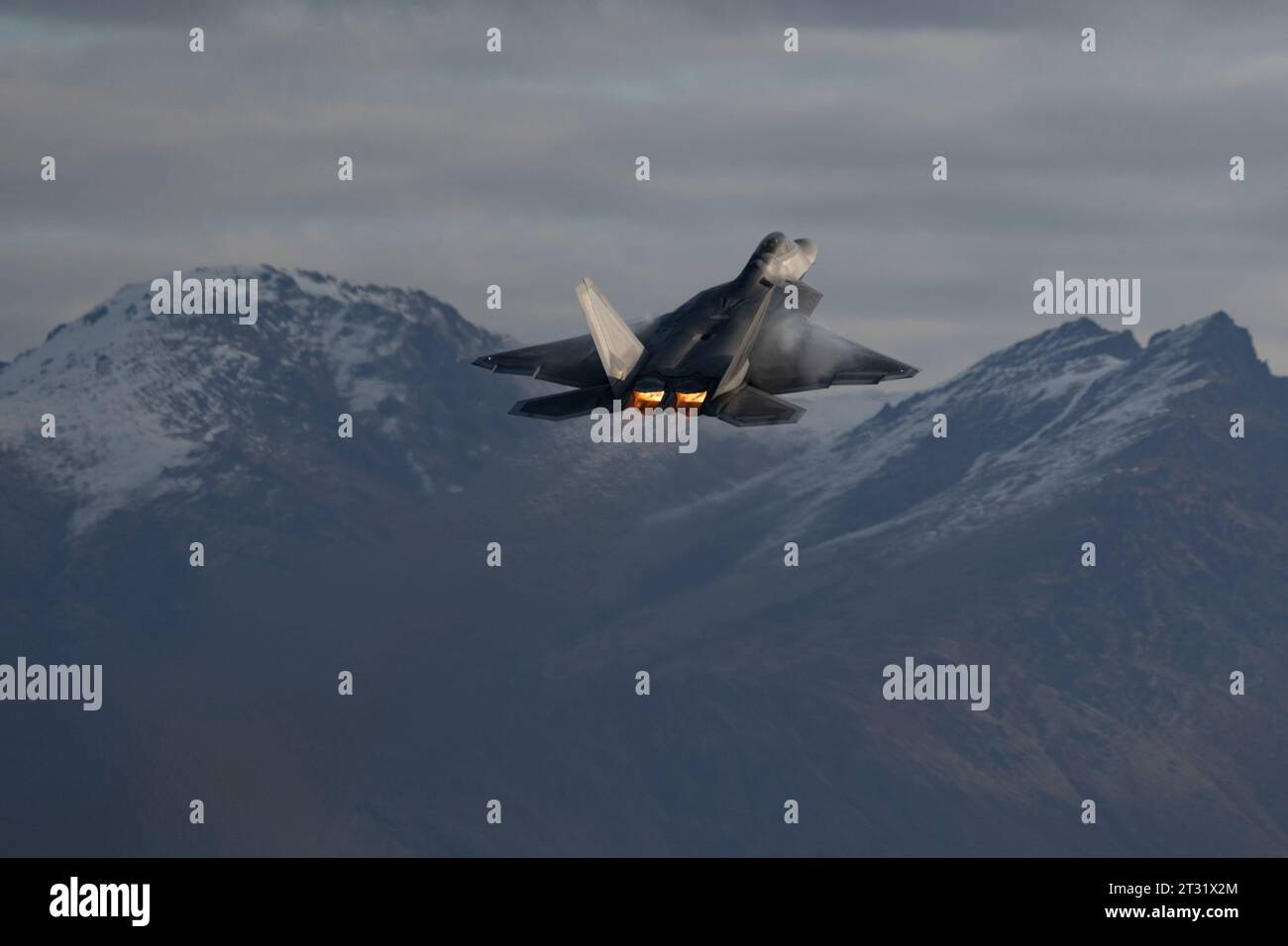 Un F-22 Raptor effectue des opérations aériennes à la base interarmées Elmendorf-Richardson, Alaska, le 28 septembre 2023. Photo de l'aviateur principal Julia Leben Banque D'Images