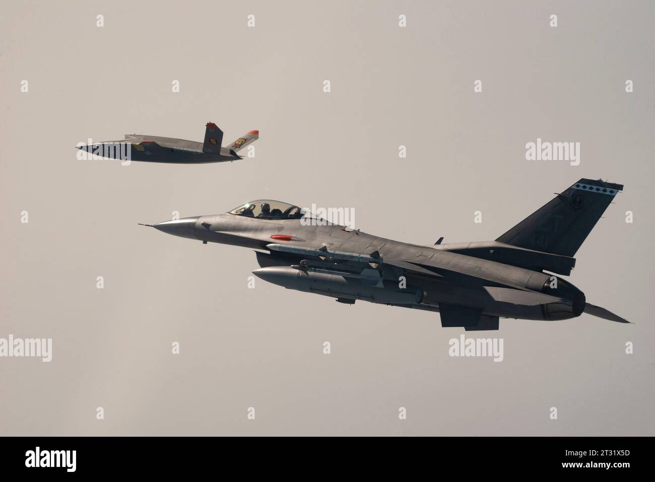 Un Valkyrie XQ-58a du corps des Marines effectue son premier vol d'essai avec un F-16 de la Force aérienne à Eglin AFB, FL. Le 3 octobre 2023.photo de Tristan McIntire Banque D'Images