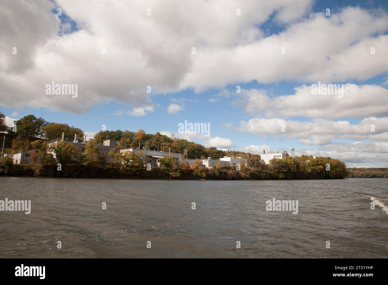 Vue des maisons le long de la rivière Mohawk, qui fait partie du réseau du canal Érié. Banque D'Images
