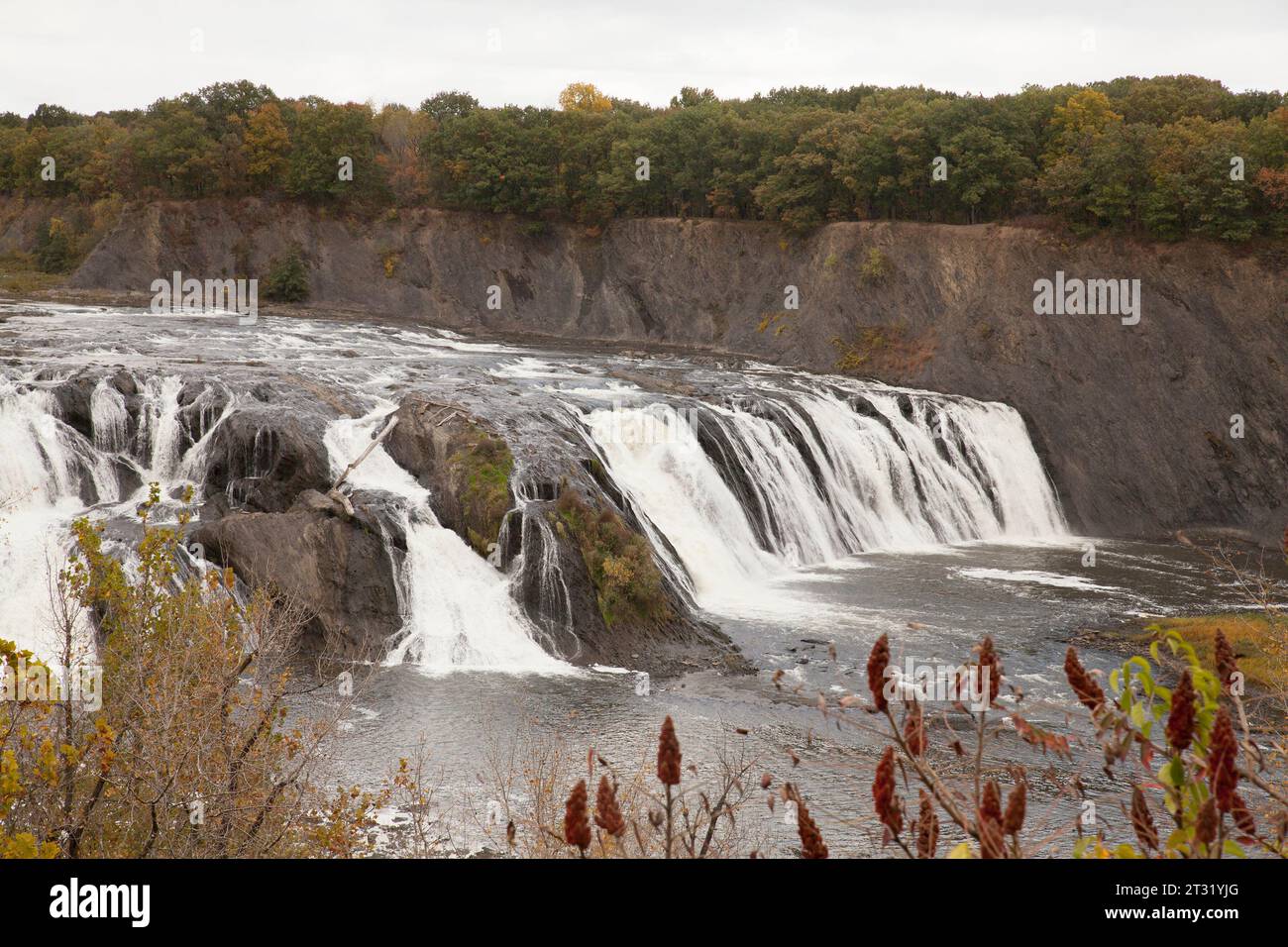 Vue des chutes Cohoes sur la rivière Mohawk, qui fait partie du réseau du canal Érié. Banque D'Images