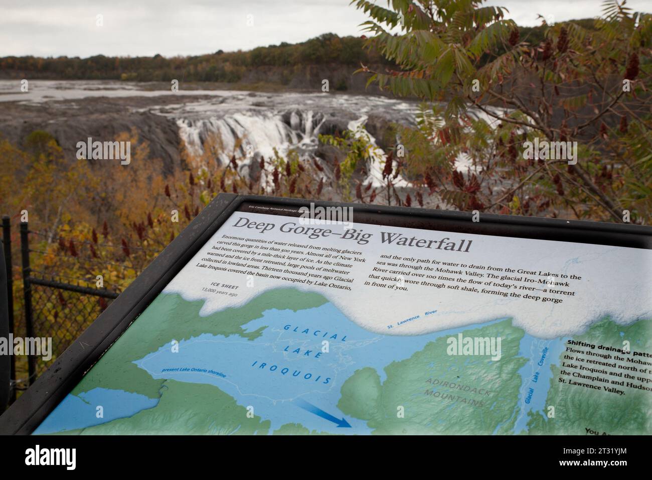 Vue des chutes Cohoes sur la rivière Mohawk, qui fait partie du réseau du canal Érié. Banque D'Images