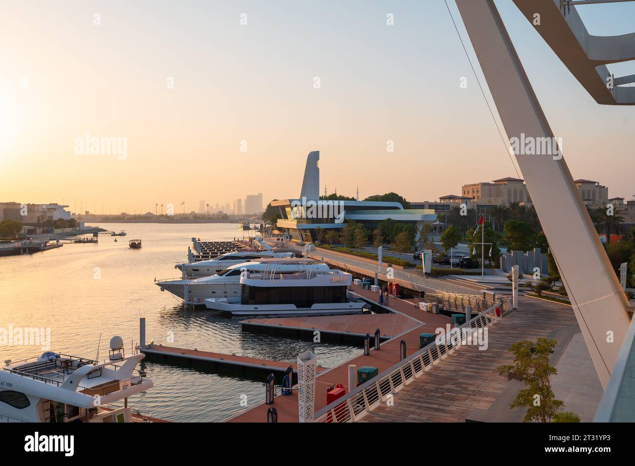 Abu Dhabi, Émirats arabes Unis - 7 octobre 2023 : Al Qana, un développement riverain à Abu Dhabi, est un divertissement et des loisirs dynamiques et diversifiés Banque D'Images