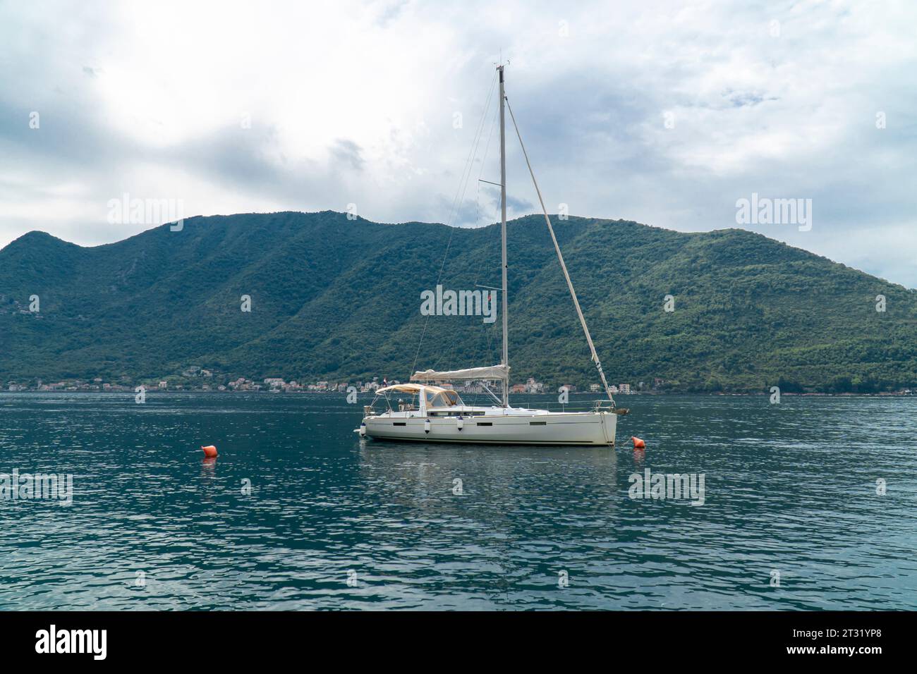 Yacht à voile dans la mer. Yacht blanc aux voiles abaissées dans une mer calme Banque D'Images