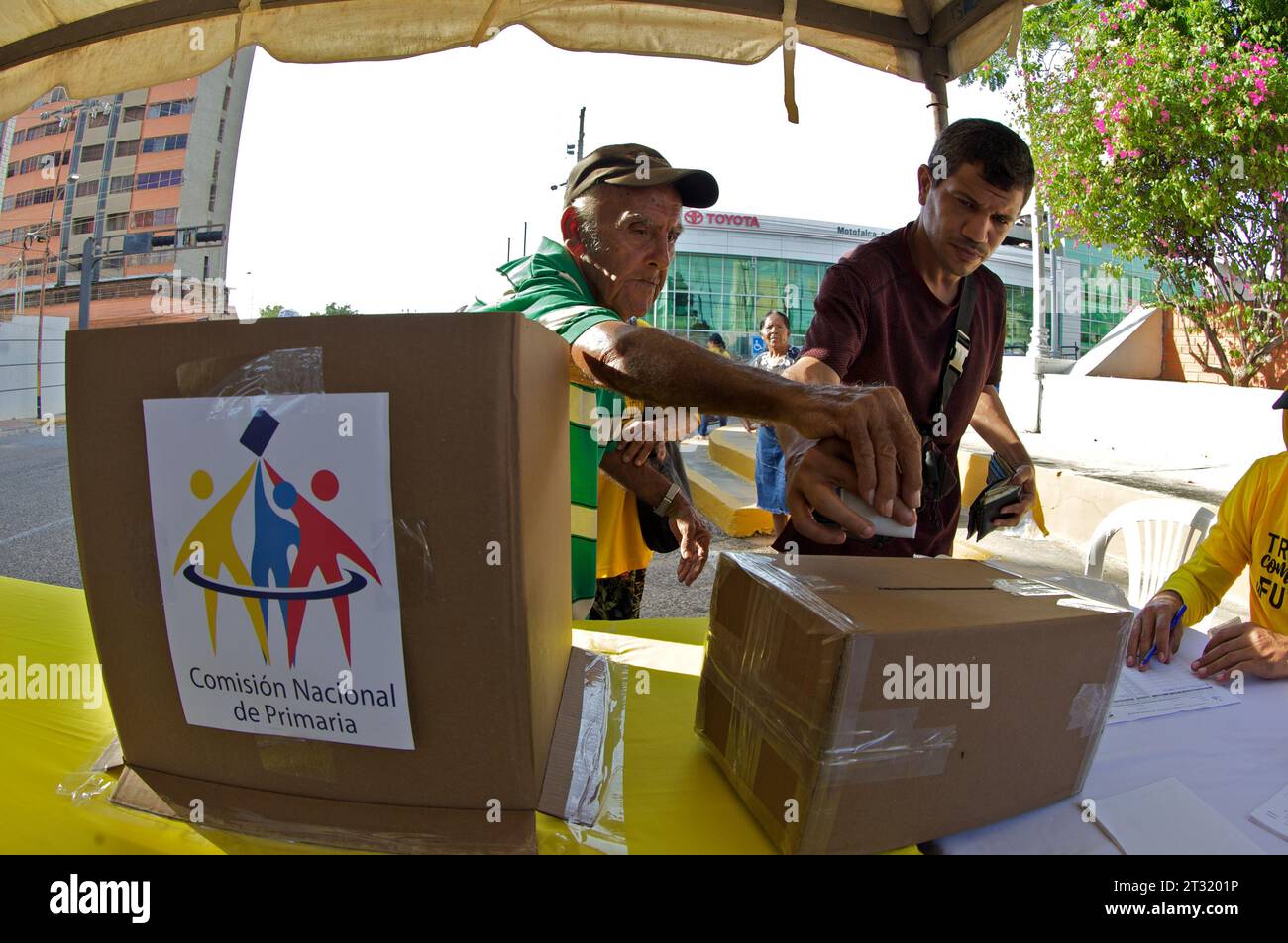 Maracaibo, Venezuela. 22-10-2023. Les Vénézuéliens ont voté pour choisir la candidature de l'opposition, pour les élections présidentielles. Photo : José Bula U Banque D'Images