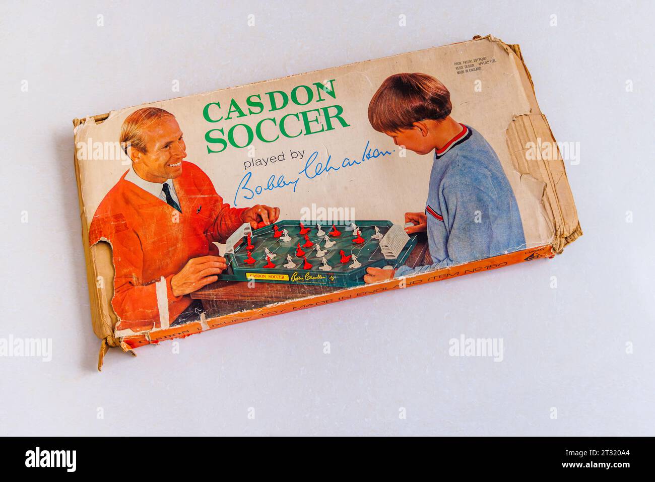 Un jeu de football de table vintage pour enfants, Casdon Soccer joué par Bobby Charlton, dans une boîte battue datant du milieu des années 1960 Banque D'Images