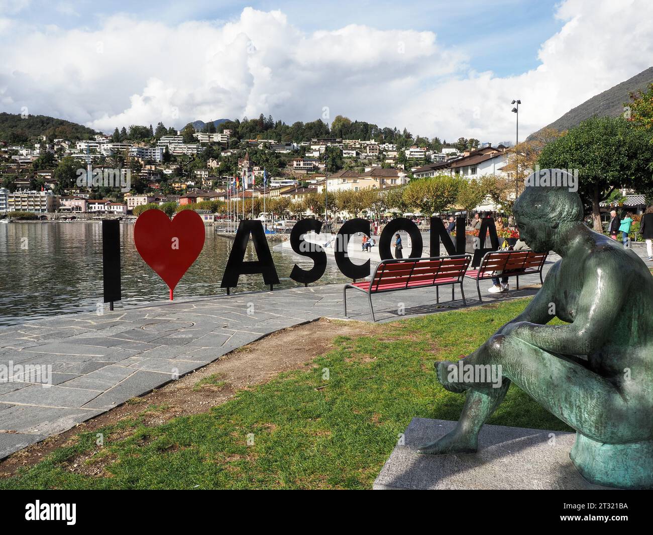 Ascona, Suisse - 22 octobre 2023 : Images de la promenade au bord du lac de la ville - le panneau dit "J'aime Ascona" Banque D'Images