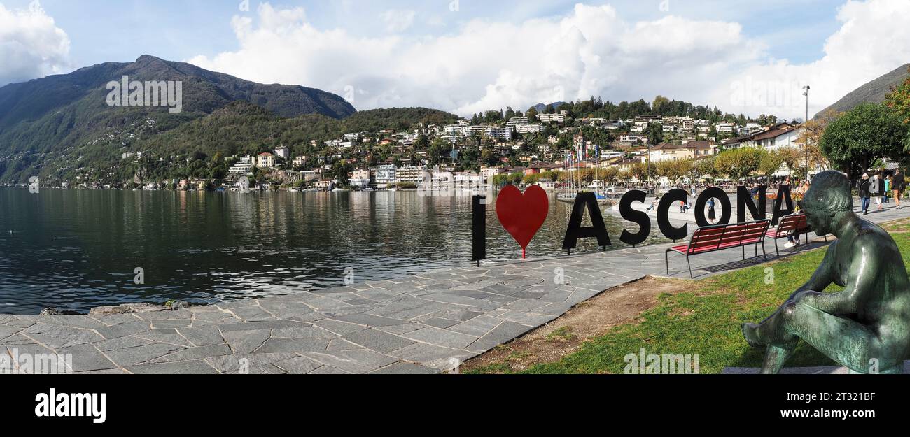 Ascona, Suisse - 22 octobre 2023 : Images de la promenade au bord du lac de la ville - le panneau dit "J'aime Ascona" Banque D'Images