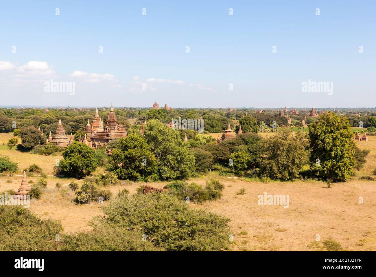 Bagan Pagodes au Myanmar par une journée ensoleillée. Paysage de pagodes bouddhistes antiques. Banque D'Images