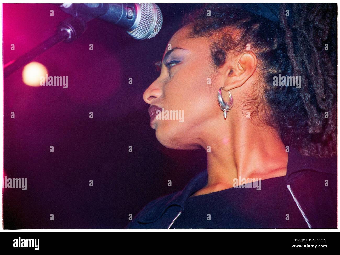 IMAANI, INCOGNITO, 1996 : la star de l'Eurovision Imaani Saleem chantant avec le groupe soul britannique Incognito lors de leur tournée britannique au Cardiff University Students Union Great Hall à Cardiff, pays de Galles en octobre 1996. Photographie : Rob Watkins. INFO : incognito, un groupe de jazz acide britannique formé à Londres en 1979, a révolutionné le genre avec leur fusion de jazz, funk, soul et dance Music. Banque D'Images