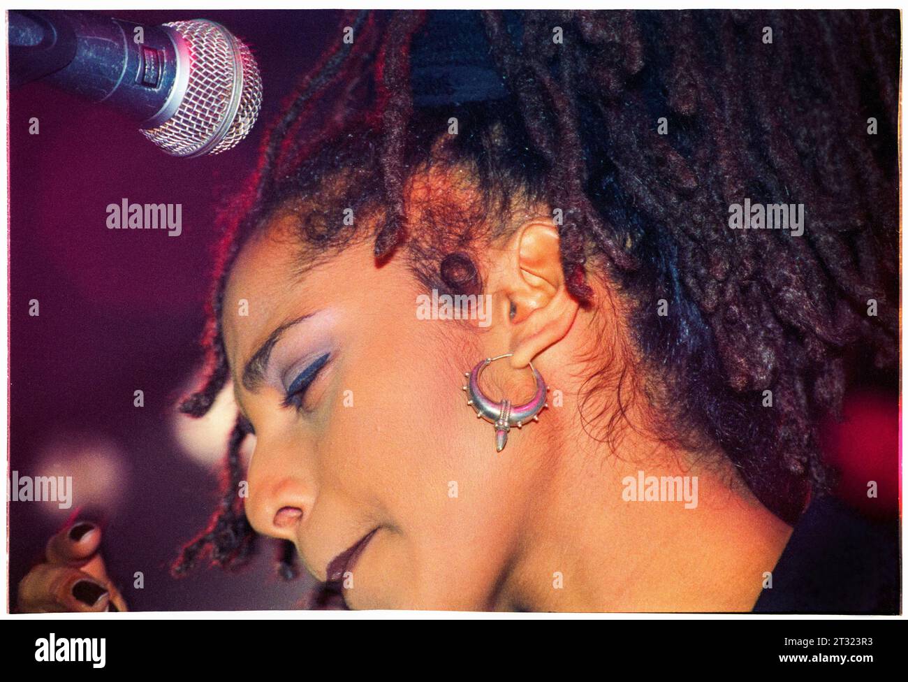 IMAANI, INCOGNITO, 1996 : la star de l'Eurovision Imaani Saleem chantant avec le groupe soul britannique Incognito lors de leur tournée britannique au Cardiff University Students Union Great Hall à Cardiff, pays de Galles en octobre 1996. Photographie : Rob Watkins. INFO : incognito, un groupe de jazz acide britannique formé à Londres en 1979, a révolutionné le genre avec leur fusion de jazz, funk, soul et dance Music. Banque D'Images