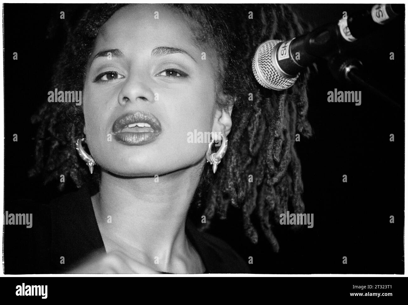 IMAANI, INCOGNITO, 1996 : la star de l'Eurovision Imaani Saleem chantant avec le groupe soul britannique Incognito lors de leur tournée britannique au Cardiff University Students Union Great Hall à Cardiff, pays de Galles en octobre 1996. Photographie : Rob Watkins. INFO : incognito, un groupe de jazz acide britannique formé à Londres en 1979, a révolutionné le genre avec leur fusion de jazz, funk, soul et dance Music. Banque D'Images