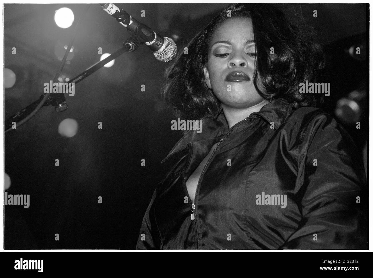 Maysa, INCOGNITO, 1996 : la chanteuse de jazz américaine Maysa Leak chantant avec le groupe soul britannique Incognito lors de leur tournée britannique au Cardiff University Students Union Great Hall à Cardiff, pays de Galles en octobre 1996. Photographie : Rob Watkins. INFO : incognito, un groupe de jazz acide britannique formé à Londres en 1979, a révolutionné le genre avec leur fusion de jazz, funk, soul et dance Music. Banque D'Images