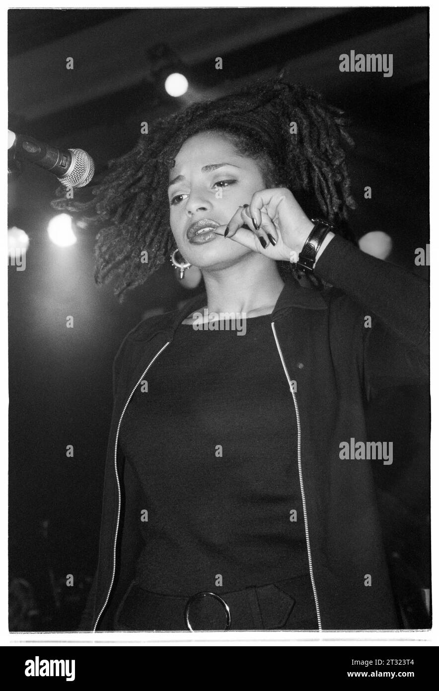 IMAANI, INCOGNITO, 1996 : la star de l'Eurovision Imaani Saleem chantant avec le groupe soul britannique Incognito lors de leur tournée britannique au Cardiff University Students Union Great Hall à Cardiff, pays de Galles en octobre 1996. Photographie : Rob Watkins. INFO : incognito, un groupe de jazz acide britannique formé à Londres en 1979, a révolutionné le genre avec leur fusion de jazz, funk, soul et dance Music. Banque D'Images