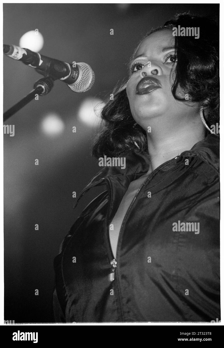 Maysa, INCOGNITO, 1996 : la chanteuse de jazz américaine Maysa Leak chantant avec le groupe soul britannique Incognito lors de leur tournée britannique au Cardiff University Students Union Great Hall à Cardiff, pays de Galles en octobre 1996. Photographie : Rob Watkins. INFO : incognito, un groupe de jazz acide britannique formé à Londres en 1979, a révolutionné le genre avec leur fusion de jazz, funk, soul et dance Music. Banque D'Images