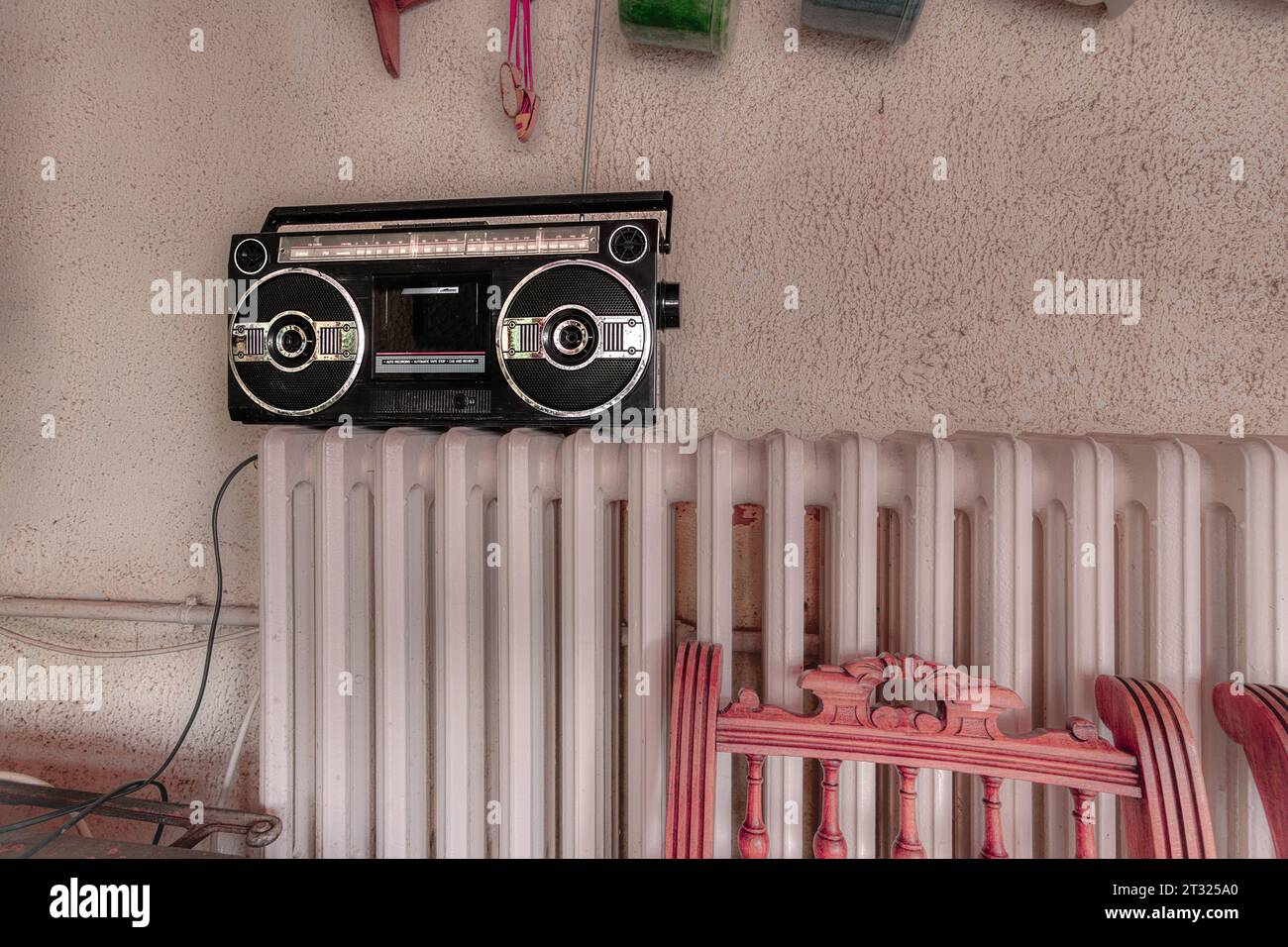 Un ghettoblaster classique se trouve sur le dessus d'un radiateur blanc dans une maison vintage Banque D'Images