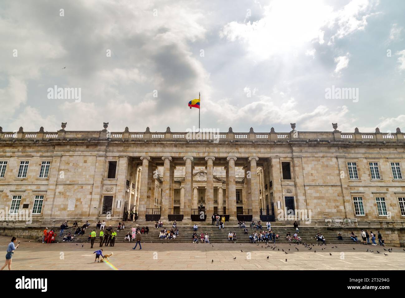 Bogota, Colombie - 1 janvier 2023 : quelques touristes se rassemblent sur la Plaza de Bolivar, la place principale de Bogota Banque D'Images