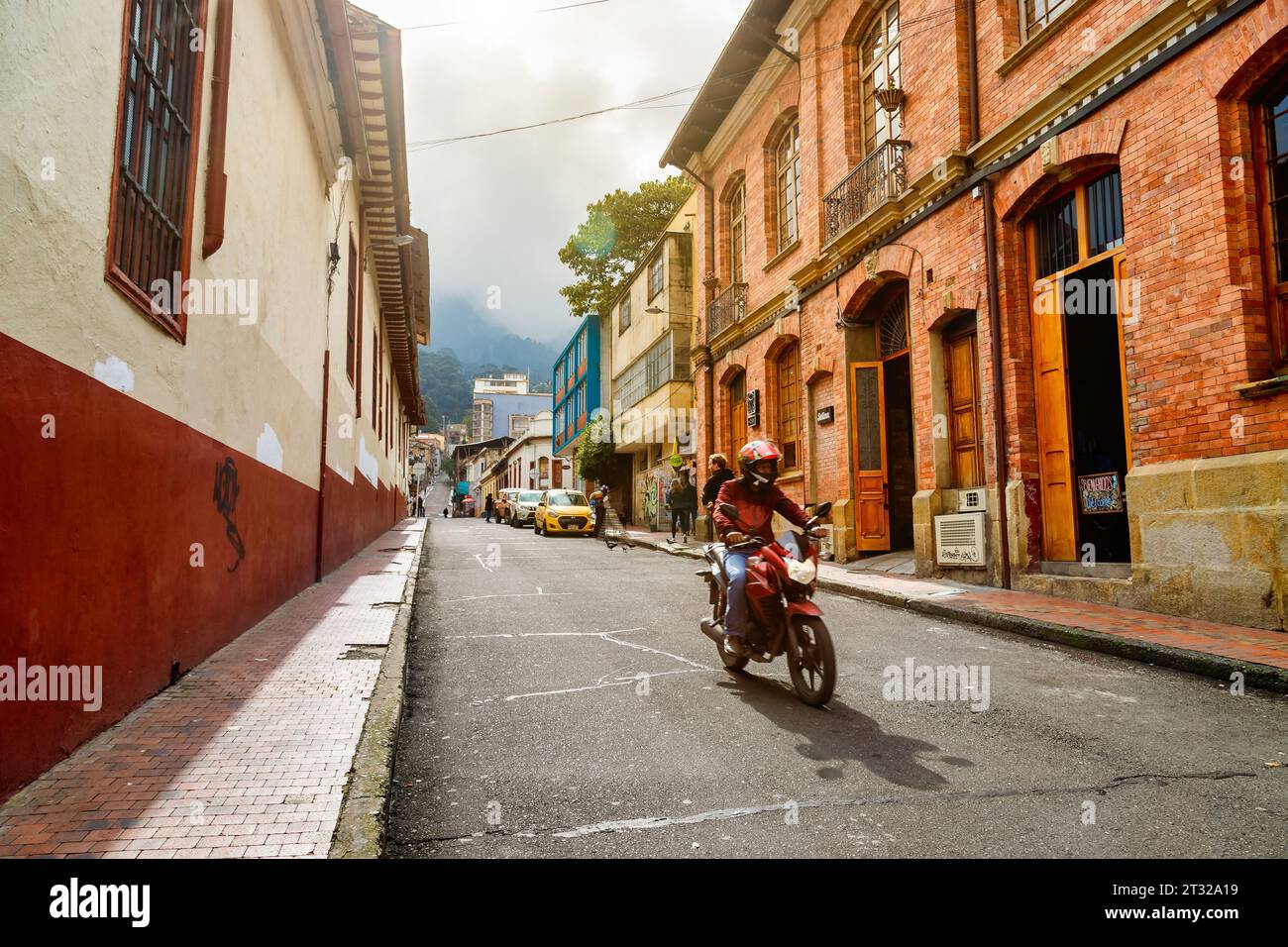 Bogota, Colombie - 2 janvier 2023 : vitesse de moto dans une rue du quartier de la Candelaria Banque D'Images