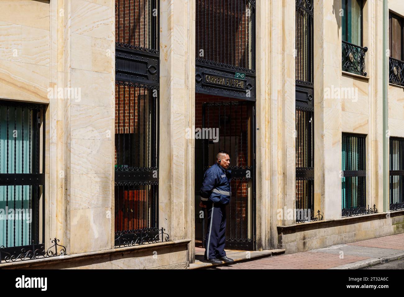 Bogota, Colombie - 2 janvier 2023 : un garde de sécurité surveille l'entrée d'un bâtiment dans le centre de la capitale colombienne Banque D'Images