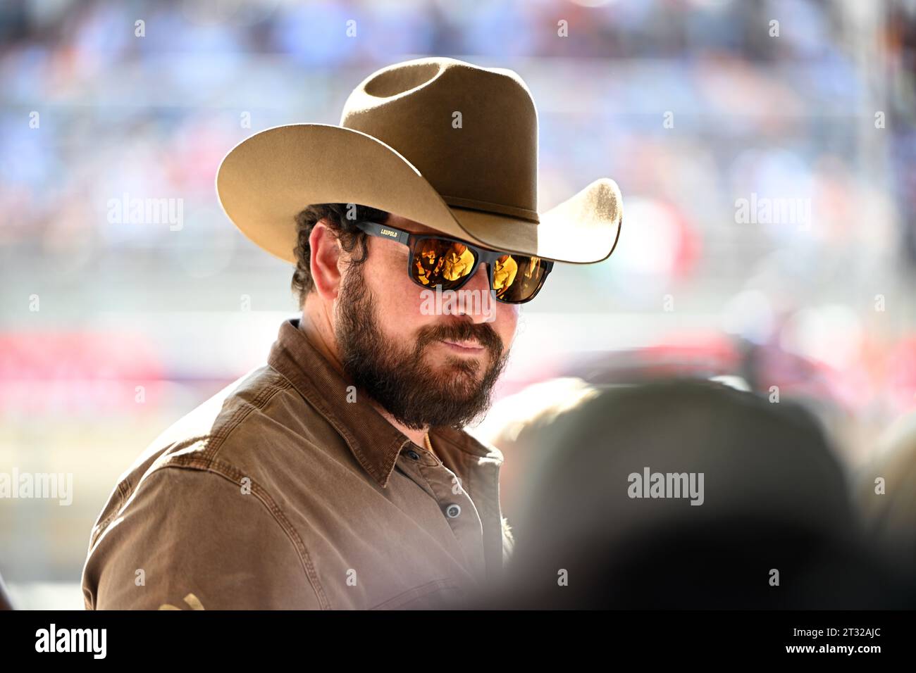 Austin, États-Unis. 22 octobre 2023. Cole Hauser (USA) acteur et prend le drapeau à damiers waver. 22.10.2023. Formula 1 World Championship, Rd 19, United States Grand Prix, Austin, Texas, USA, Race Day. Le crédit photo doit se lire : XPB/Press Association Images. Crédit : XPB Images Ltd/Alamy Live News Banque D'Images