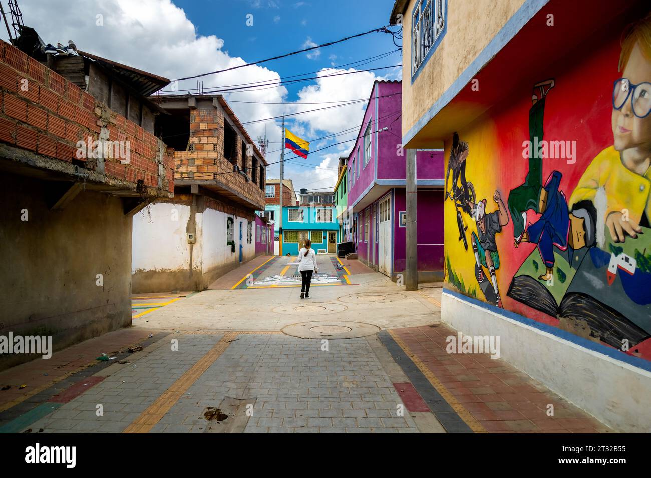 Bogota, Colombie - 3 janvier 2023 : une femme se promène dans le quartier El Mirador dans la banlieue de Bogota Banque D'Images