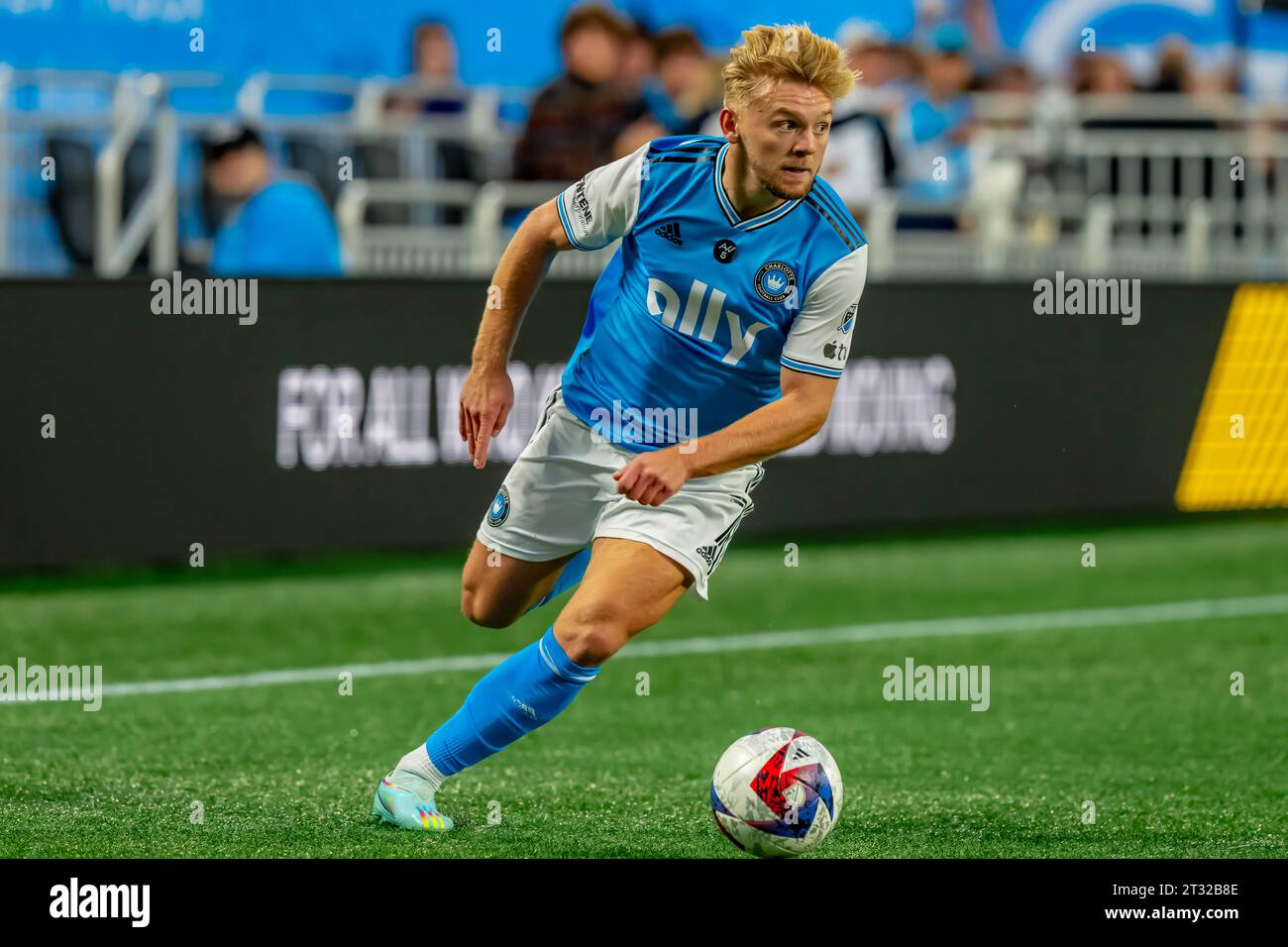 Charlotte, Caroline du Nord, États-Unis. 21 octobre 2023. Le milieu de terrain du Charlotte FC KAMIL JOZWIAK (POL) affronte l’Inter Miami au Bank of America Stadium de Charlotte, Caroline du Nord, États-Unis. Charlotte FC remporte le match, 1-0. (Image de crédit : © Walter G Arce SR Grindstone Medi/ASP) USAGE ÉDITORIAL SEULEMENT! Non destiné à UN USAGE commercial ! Banque D'Images