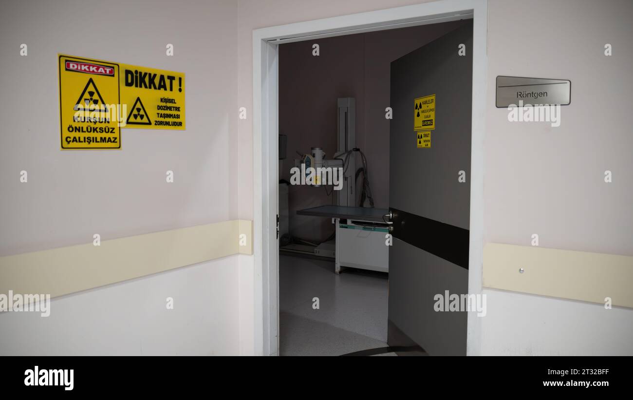 Symboles de danger dans le service de radiologie de l'hôpital. Risque d